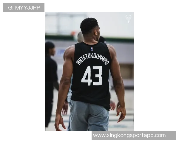 字母哥身穿43号球衣训练双臂肌肉线条惊艳全场引发热议 字母哥身穿43号球衣训练双臂肌肉线条惊艳全场引发热议