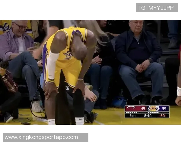 女球迷疑似骚扰湖人球员被保安驱逐老詹淡定剪指甲继续观赛 女球迷疑似骚扰湖人球员被保安驱逐老詹淡定剪指甲继续观赛