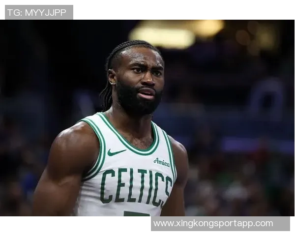 杰伦布朗对裁判漏判乔治铲翻表示愤怒认为这种情况不可接受 杰伦布朗对裁判漏判乔治铲翻表示愤怒认为这种情况不可接受